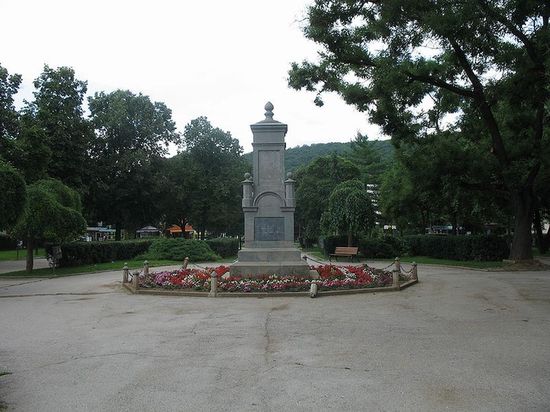 Памятник в центре