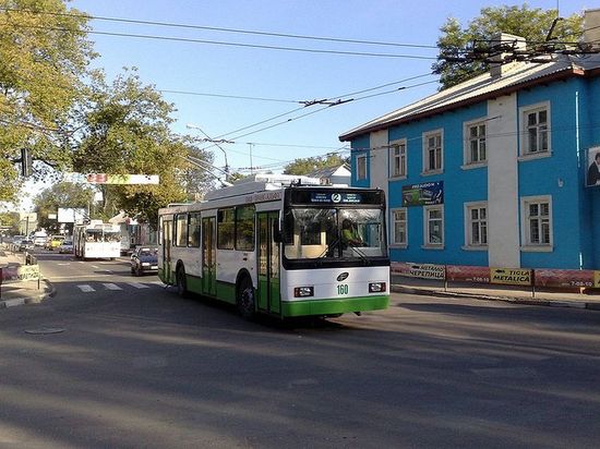 Троллейбус на перекрестке улиц Штефан чел Маре и Дечебал
