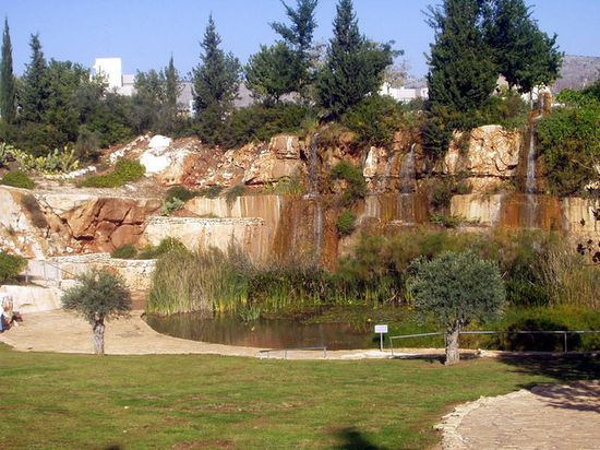 Искусственный водоём и водопад в парке Агалиль