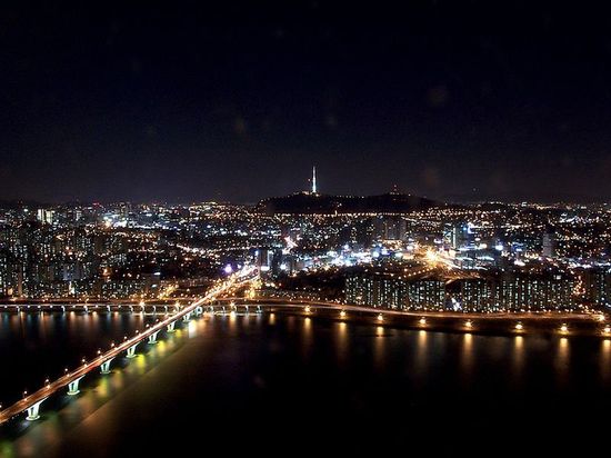 Вид на реку Ханган ночью
