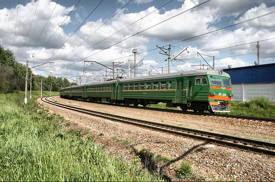 Электропоезд на перегоне Нахабино — Дедовск. Справа территория локомотивного депо «Нахабино».