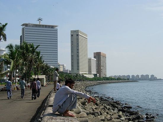 Побережье моря в черте города