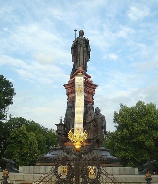 Памятник Екатерине Великой (центральную часть постамента занимает Жалованная грамота).