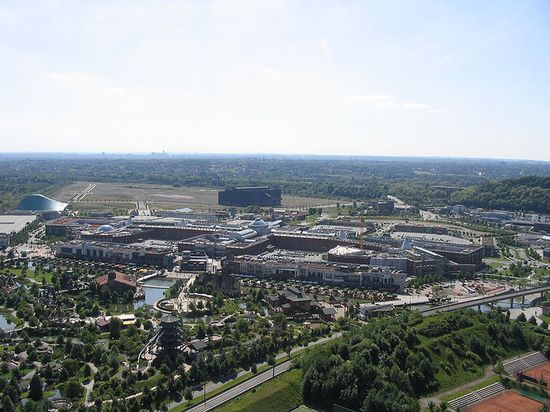 Вид с Газометра на парк CentrO, так же видно центр города Ессен, на горизонте