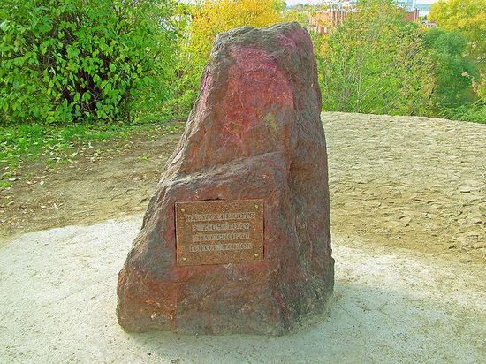 Памятный камень на месте основания Томска
