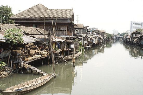 Каналы (клонги) — жилые дома и рынок.