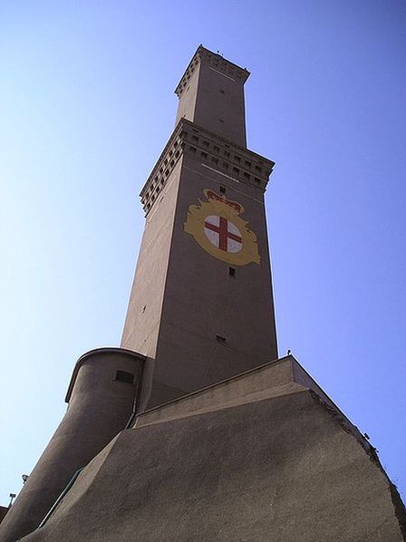 Средневековый маяк в Генуе.