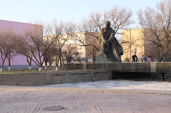 Памятник Т. Г. Шевченко, расположенный возле приморского сквера г. Актау.