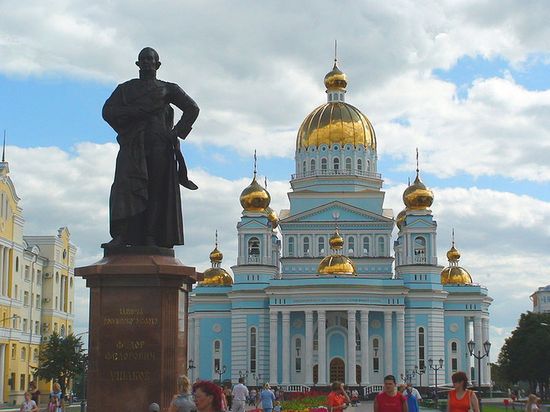 Памятник Ф. Ф. Ушакову (на переднем плане) и Кафедральный собор святого праведного воина Феодора Ушакова (на заднем плане)