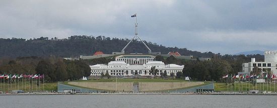 Фотография нового здания парламента и старого (на переднем плане).