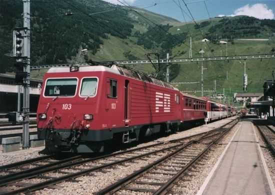 Glacier-Express во главе с электровозом HGe 4/4 II на станции Андермат