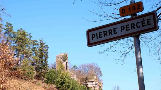 Развалины средневекового замка при въезде в Пьер-Персе.