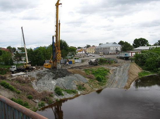 Строительство нового моста через реку Омь