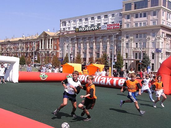 Соревнования по футболу на площади Ленина