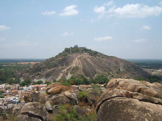 Вид на холм Виндьягири с холма Чандрагири