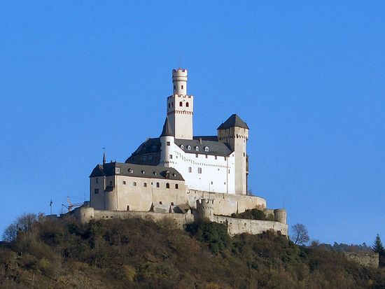 Браубах и замок Марксбург на вершине холма