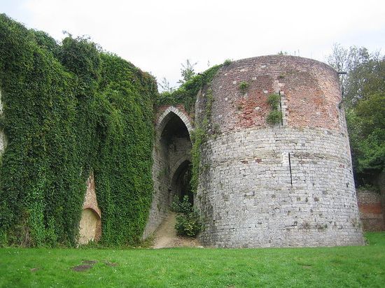 Башня замка XIII века