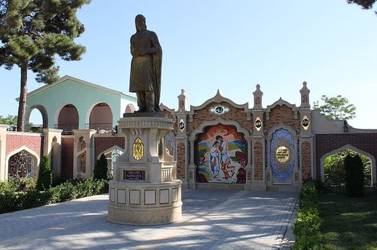 Памятник Низами Гянджеви.