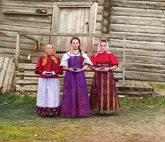 Молодые крестьянки в районе Шексны. Фото С. М. Прокудина-Горского (начало XX века)