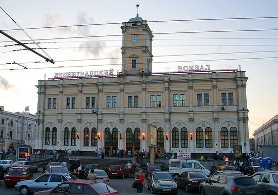 Ленинградский вокзал — старейший вокзал Москвы. Он был построен ещё в 1849 году для обслуживания Николаевской железной дороги.