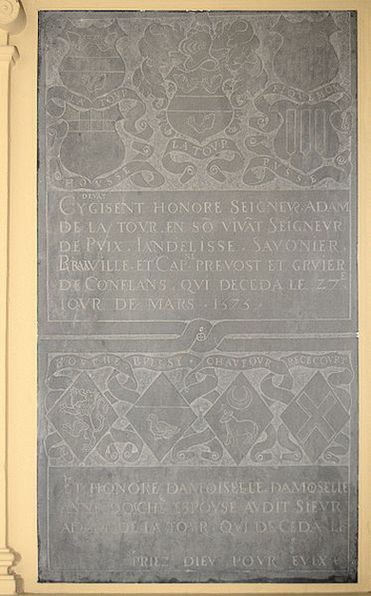 Мемориальная доска Адама де ла Тура в церкви Пюкса.