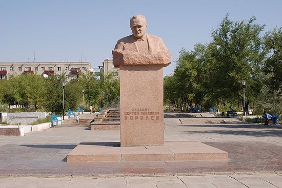 Памятник академику Королёву.