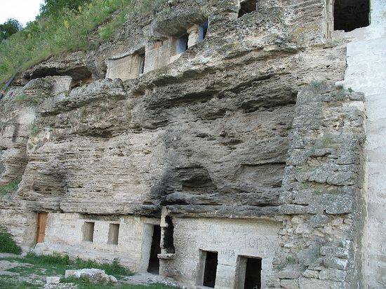 Скальный монастырь возле села Цыпово