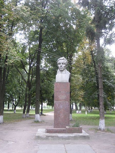Скульптурный бюст В.Г. Чумака в Ичне.