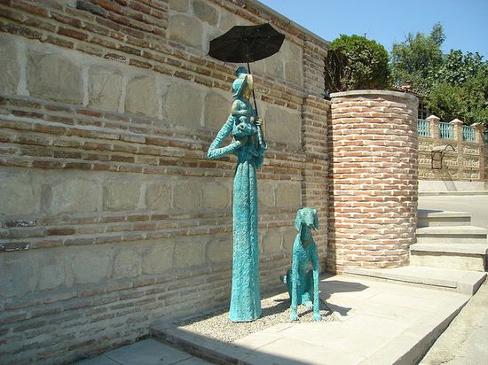 Статуя женщины в Сигнахи