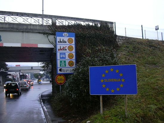 Граница между Италией и Словенией, проходящая по железной дороге в черте города