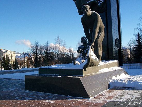 Памятник на пл. Революции, посвящённый событиям 1905 года