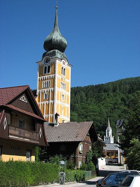 слева католическая церковь, справа лютеранская церковь