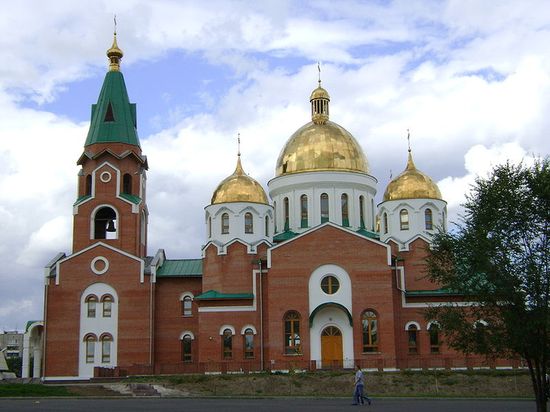 Трехпрестольный православный храм