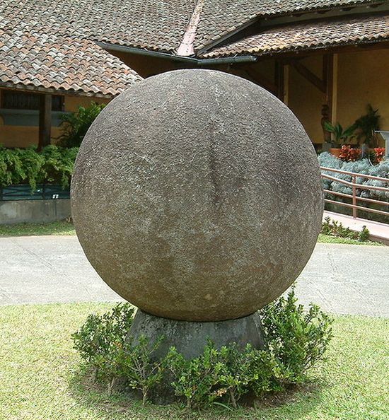 Древние обитатели Коста-Рики умели делать каменные шары огромного размера.