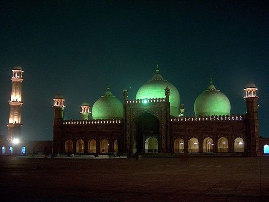 Мечеть Бадшахи в ночном освещении