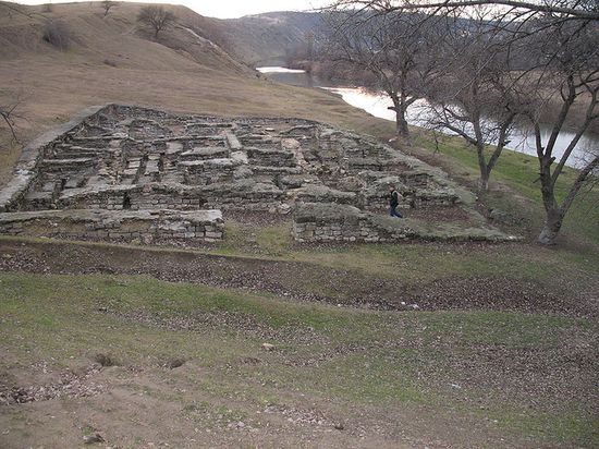 Руины татарской бани в селе Требужены