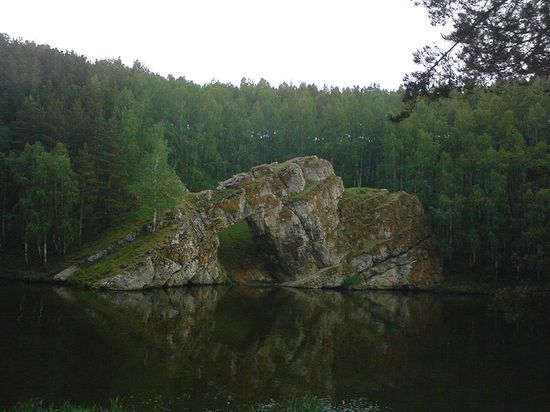 Скала «Каменные ворота» в черте города Каменска-Уральского. Представляет из себя монолит с отверстием посередине