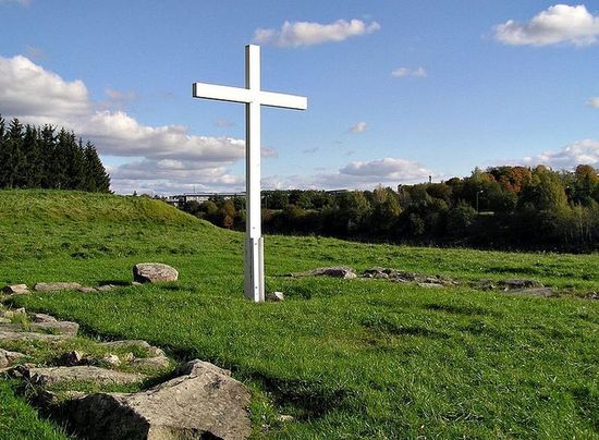 Белый крест на руинах Коройнена