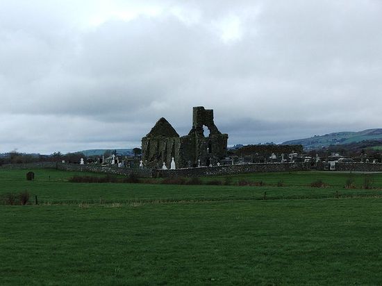 Руины аббатства в окрестностях деревни