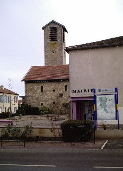 Мэрия и церковь.