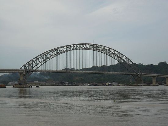 Мост через Махакам