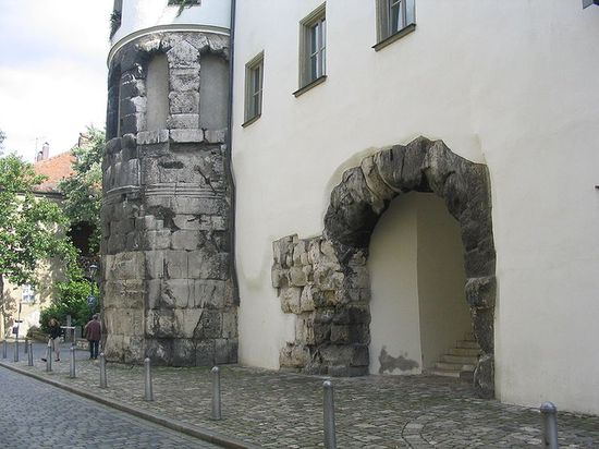 Porta Praetoria — северные ворота Castra Regina, ставшие частью стены резиденции епископа Регенсбурга