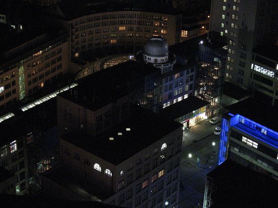 вид с JenTower ночью. Высокое здание — часть бывшей фабрики Цейса, используемой университетом