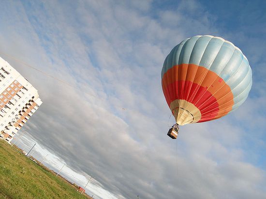 Привязной полёт воздушного шара в микрорайоне «Южный» (Каменск-Уральский, сентябрь 2009)