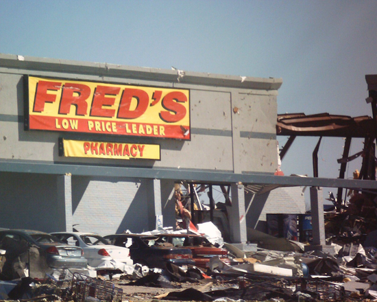 Разрушенное смерчем здание магазина «У Фреда»