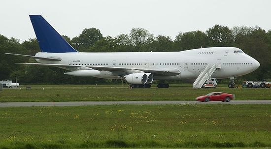 Аэродром Дансфолд — На фоне самолет 747—200 и машина Феррари