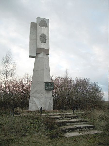 Памятник на месте, где находилась усадьба Ушакова