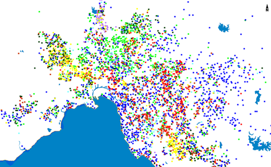 Демографическая карта Мельбурна. Каждая точка на карте соответствует 100 людям, родившимся в Великобритании (тёмно-синий цвет), Греции (светло-синий), Китае (красный), Индии (коричневый), Вьетнаме (жёлтый), Турции (пурпурный), Италии (светло-зелёный) и (бывшие республики) Югославии (тёмно-зелёный). Карта основана на данных переписи 2006 года.