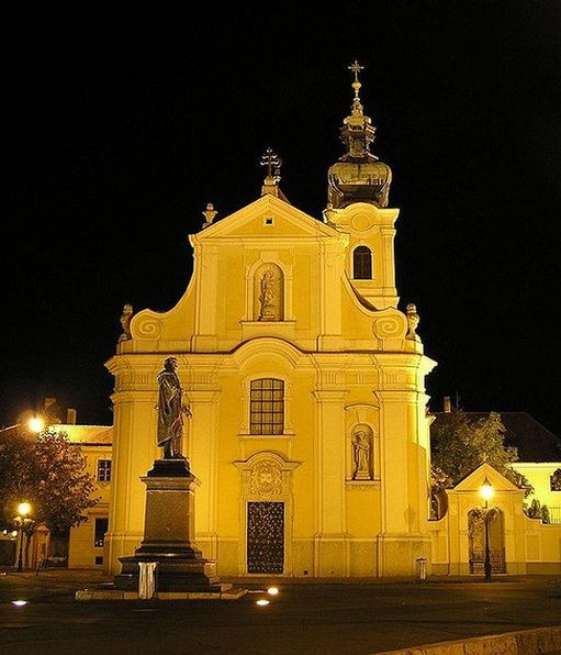 Церковь кармелитов ночью