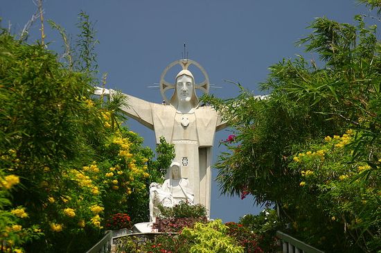 32-х метровая статуя Иисуса Христа в Вунгтау на горе Ньо (поставлена католическим меньшинством)
